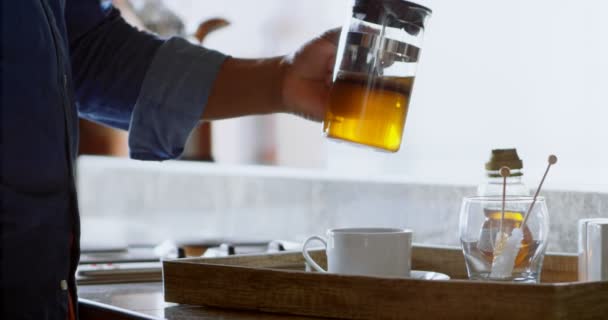 Homem Sênior Preparando Café Cozinha Casa — Vídeo de Stock