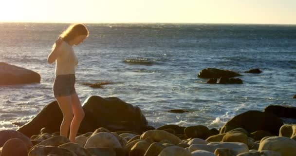 Молодая Женщина Прогуливается Пляжу Солнечный День — стоковое видео