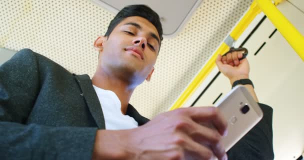 Νεαρά Αρσενικά Κατόχων Διαρκούς Εισιτήριου Χρησιμοποιώντας Κινητό Τηλέφωνο Ενώ Ταξιδεύετε — Αρχείο Βίντεο