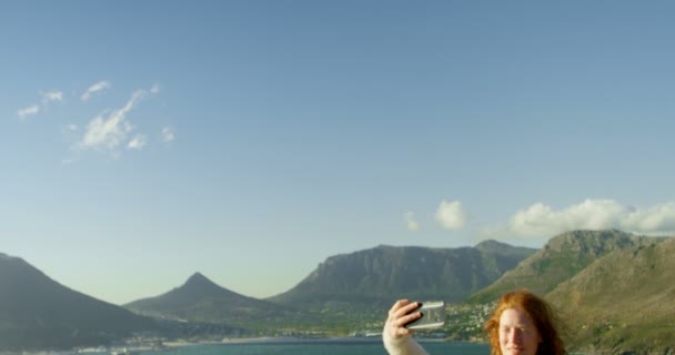 Jovem Mulher Tomando Selfie Com Telefone Celular Campo — Vídeo de Stock