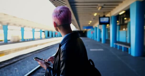 Mujer Usando Teléfono Móvil Mientras Espera Tren Plataforma — Vídeos de Stock