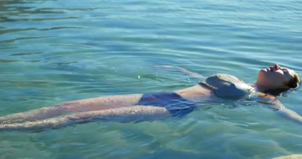 Jonge Vrouw Zwemmen Het Water Aan Het Strand — Stockvideo