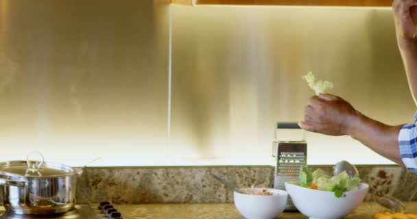 Hombre Mayor Preparando Verduras Cocina Casa — Vídeos de Stock