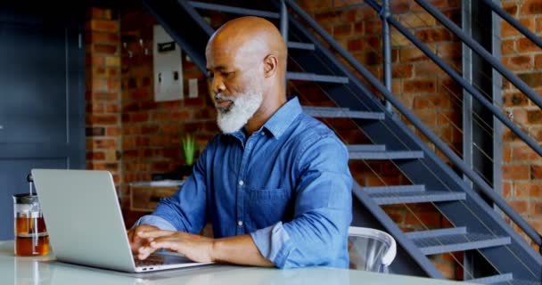 Actieve Senior Man Met Laptop Keuken Bij Huis — Stockvideo