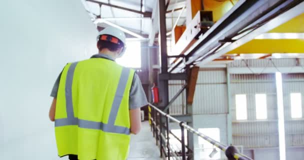 Aufmerksamer Männlicher Ingenieur Pflegt Lagerbestände Werkstatt — Stockvideo