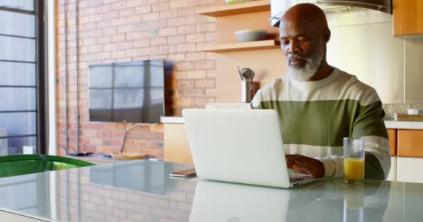 Active Senior Man Using Laptop Min Kitchen Home — Stock Video