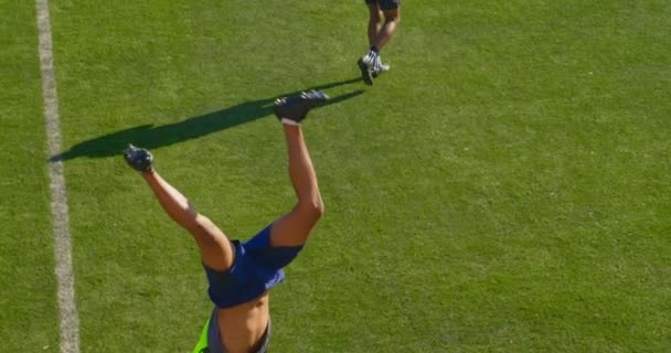 Jugador Fútbol Realizando Una Voltereta Campo Día Soleado — Vídeo de stock