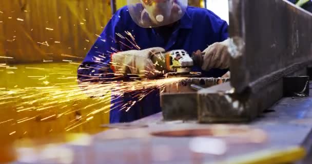 Ingeniero Masculino Usando Máquina Amoladora Taller — Vídeos de Stock