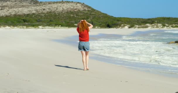 Achteraanzicht Van Vrouw Lopen Het Strand Een Zonnige Dag — Stockvideo