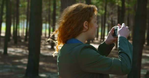 Mujer Haciendo Clic Foto Con Cámara Bosque — Vídeos de Stock