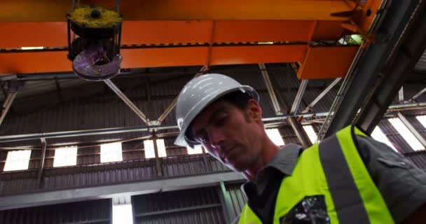 Ingeniero Usando Tableta Taller — Vídeo de stock