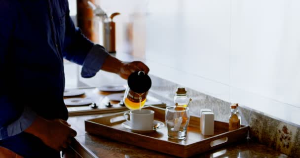 Senior Man Förbereda Kaffe Köket Hem — Stockvideo