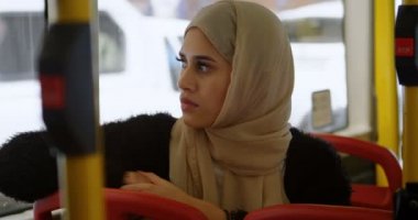 Düşünceli kadın otobüs 4 k seyahat