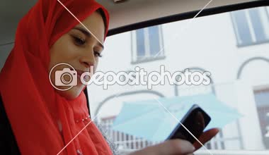 Cep telefonuyla arabada 4 k hijab kadında