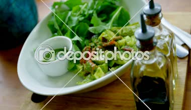 Avokado salatası ve zeytinyağı şişeleri Restoran tablo kase Close-up 