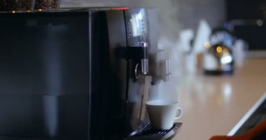 Orta Bölüm 4k ofisinde kafeteryada kahve kadın yönetici hazırlama