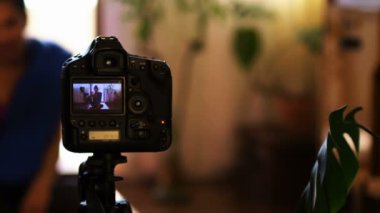 Güzel kadın video blogger video vlog ev 4 k kayıt