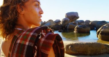 Plaj 4 k DURAN düşünceli kadın