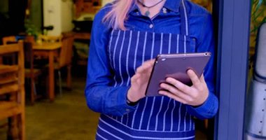 Kadın sahibi dijital tablet giriş kafe 4 k kullanma