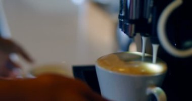Kadın yönetici hazırlama yakın çekim ofisinde 4k kafeteryada kahve