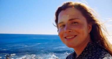 Güneşli bir günde 4 k sahil gülümseyen kadın