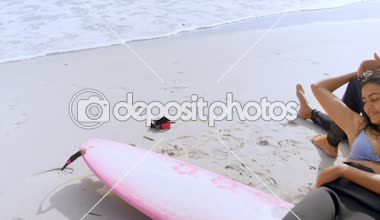 Romantik sörfçü rahatlatıcı çift sahilde 4k 