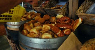 Erkek Şef ekmek sepeti fırını dükkanında 4 k koyarak