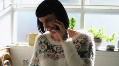 Kadın evde mutfak cep telefonunda 4 k söz