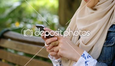 İstimal hareket eden telefon içinde belgili tanımlık bahçe 4 k hijab kadında