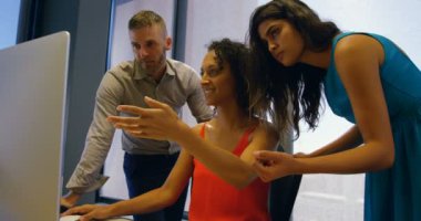 Bilgisayar Office 4 k üzerinde tartışırken iş arkadaşları