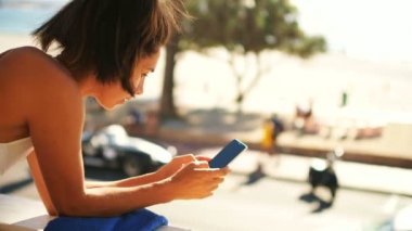 Cep telefonuyla balkonda ev 4 k kadın