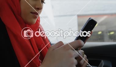 Cep telefonuyla arabada 4 k hijab kadında