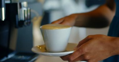 Kadın yönetici bölümünde kahve kafeteryasında 4 k tutan