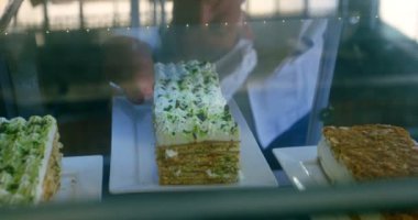 Şef sayaç 4 k görünüm pasta tepsisi kaldırır