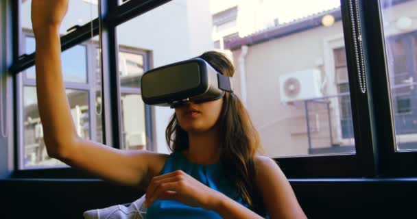 Ejecutiva Femenina Usando Auriculares Realidad Virtual Oficina — Vídeo de stock