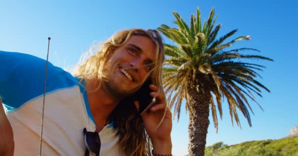 Hombre Hablando Por Teléfono Móvil Playa Día Soleado — Vídeos de Stock