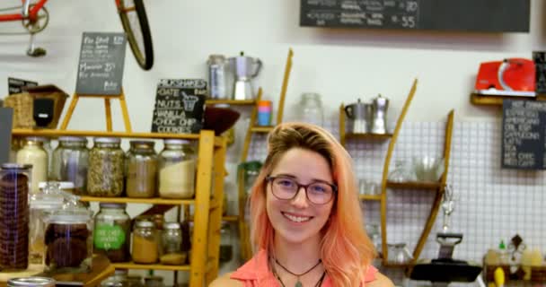 Πορτρέτο Του Χαμογελαστό Γυναίκα Στο Café Μετρητή — Αρχείο Βίντεο