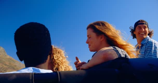 Groep Vrienden Plezier Auto Een Zonnige Dag — Stockvideo