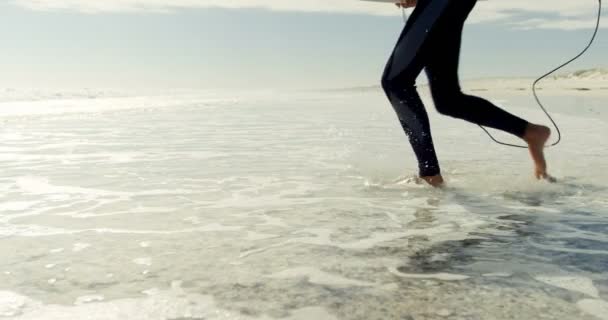 海に向かって走っているカップル — ストック動画