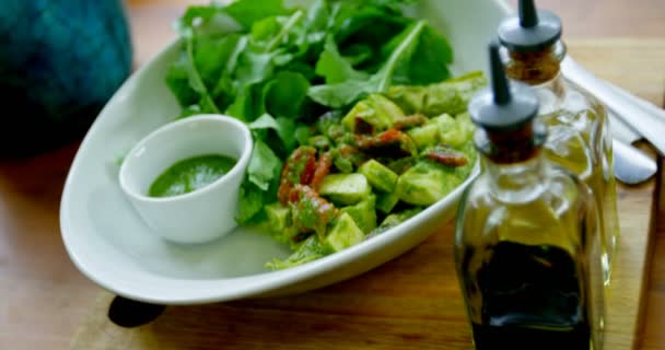 Close Bowl Avocado Salad Olive Oil Bottles Table Restaurant — Stock Video
