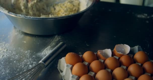 男性シェフ キッチン で小麦粉を混練のクローズ アップ — ストック動画