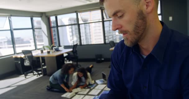 男性行政人员使用手机在办公室4K — 图库视频影像