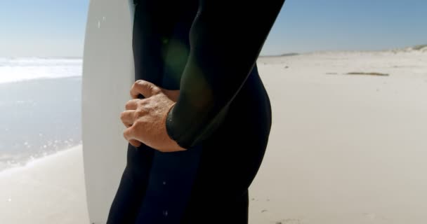 Secção Média Surfista Com Prancha Surf Costa Com Mão Quadril — Vídeo de Stock