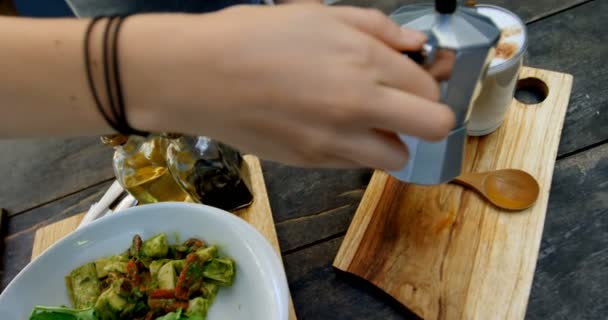 Primer Plano Mujer Preparando Café Sobre Mesa Restaurante — Vídeo de stock