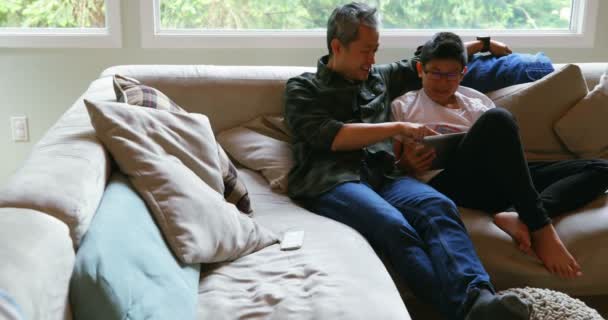 Vater Und Sohn Mit Digitalem Tablet Heimischen Wohnzimmer — Stockvideo