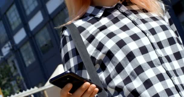 Mulher Bonita Usando Telefone Celular Livre — Vídeo de Stock