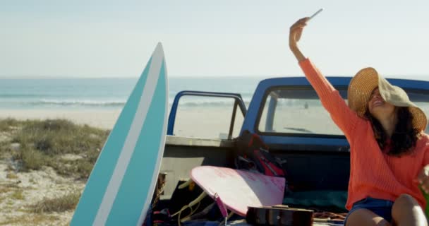 Mulher Tomando Selfie Com Telefone Celular Perto Carro Praia — Vídeo de Stock