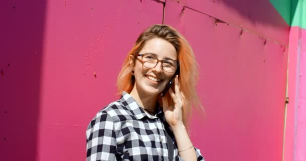 Atractiva Joven Mujer Hablando Teléfono Móvil Aire Libre — Vídeos de Stock