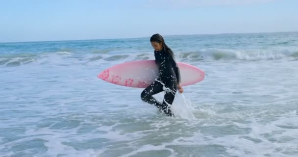 Surfista Femenina Con Tabla Surf Que Corre Hacia Costa Mar — Vídeos de Stock