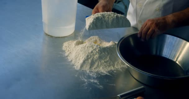 男性シェフの卵 のキッチンで小麦粉を混合のクローズ アップ — ストック動画